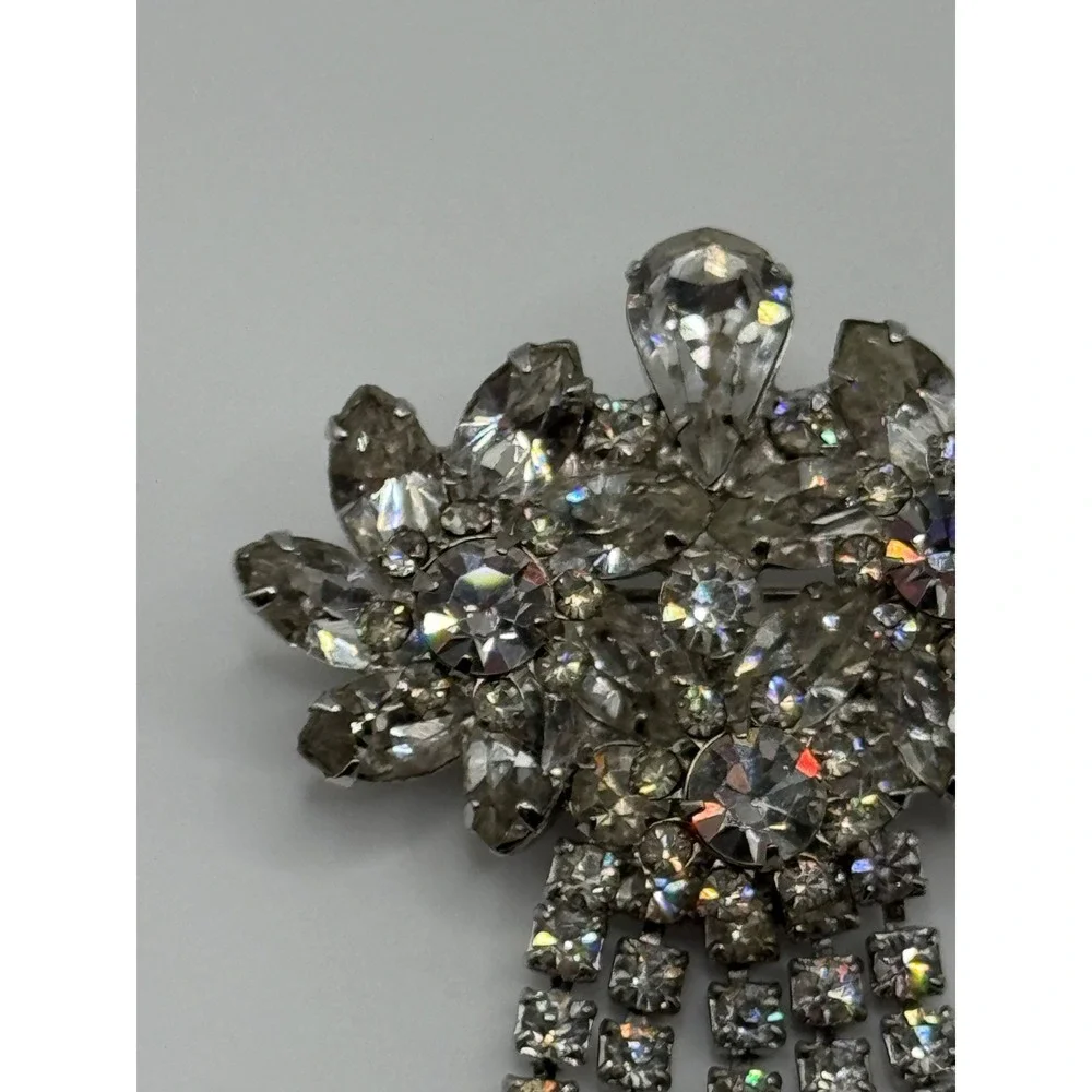 Vintage Clear Rhinestone Flower Dangle Brooch‎ Pin Silver Tone Unsigned